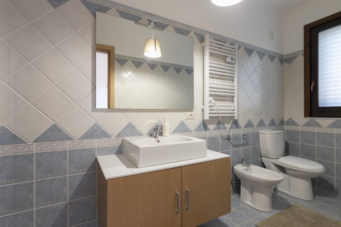 Altro bagno con doccia