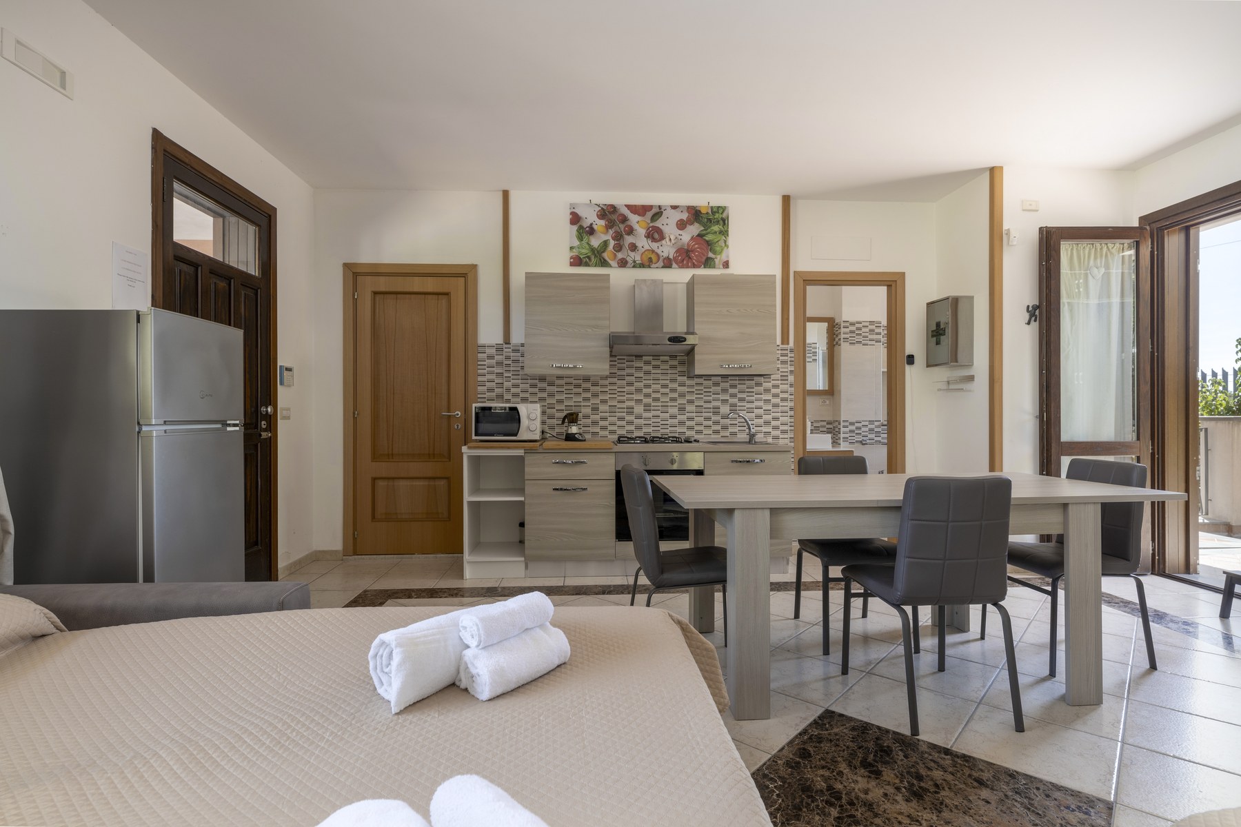 Estudio extra con cocina y mesa